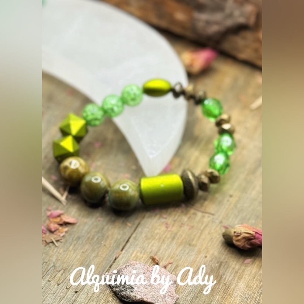 Alquimia Green and Gold bracelet with Textured Beads
